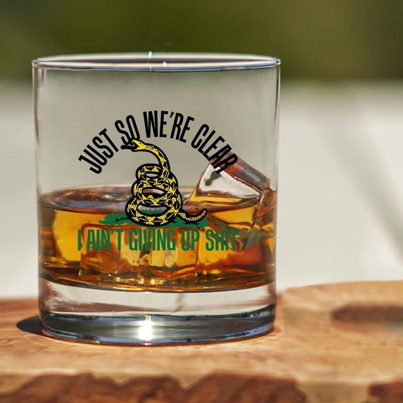 Shots Fired by Lucky Shot USA Americana Collection – Whiskyglas – "JUST SO WE'RE CLEAR, I AIN'T GIVING UP SHIT" (325ml)