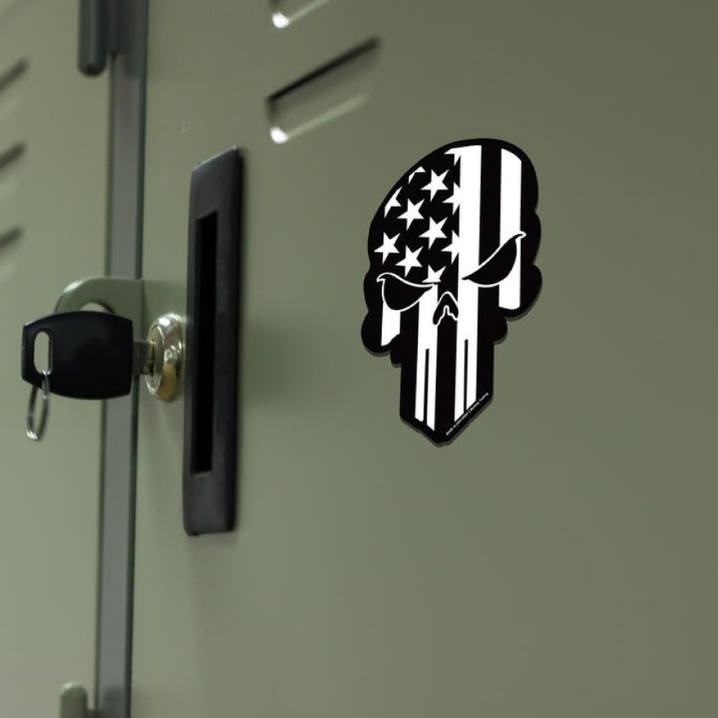 Shots Fired by Lucky Shot USA Magneetsticker Punisher logo met Amerikaanse vlag 10x15cm (Zwart-Wit) 